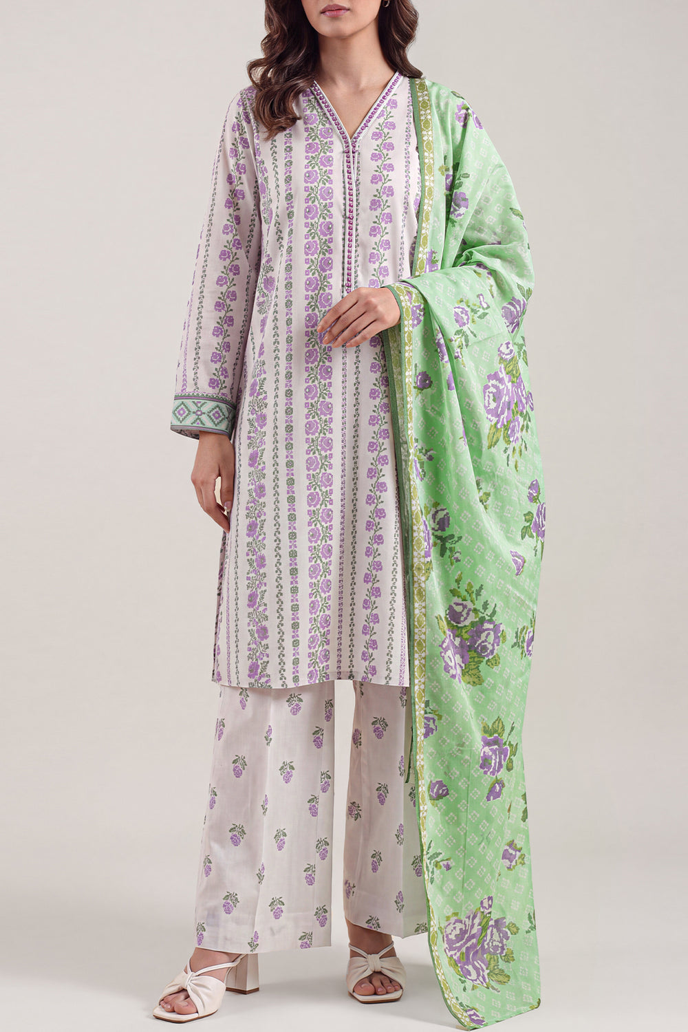 Saya D.C:- U01-25218-04BR - 3 Pcs Printed Lawn