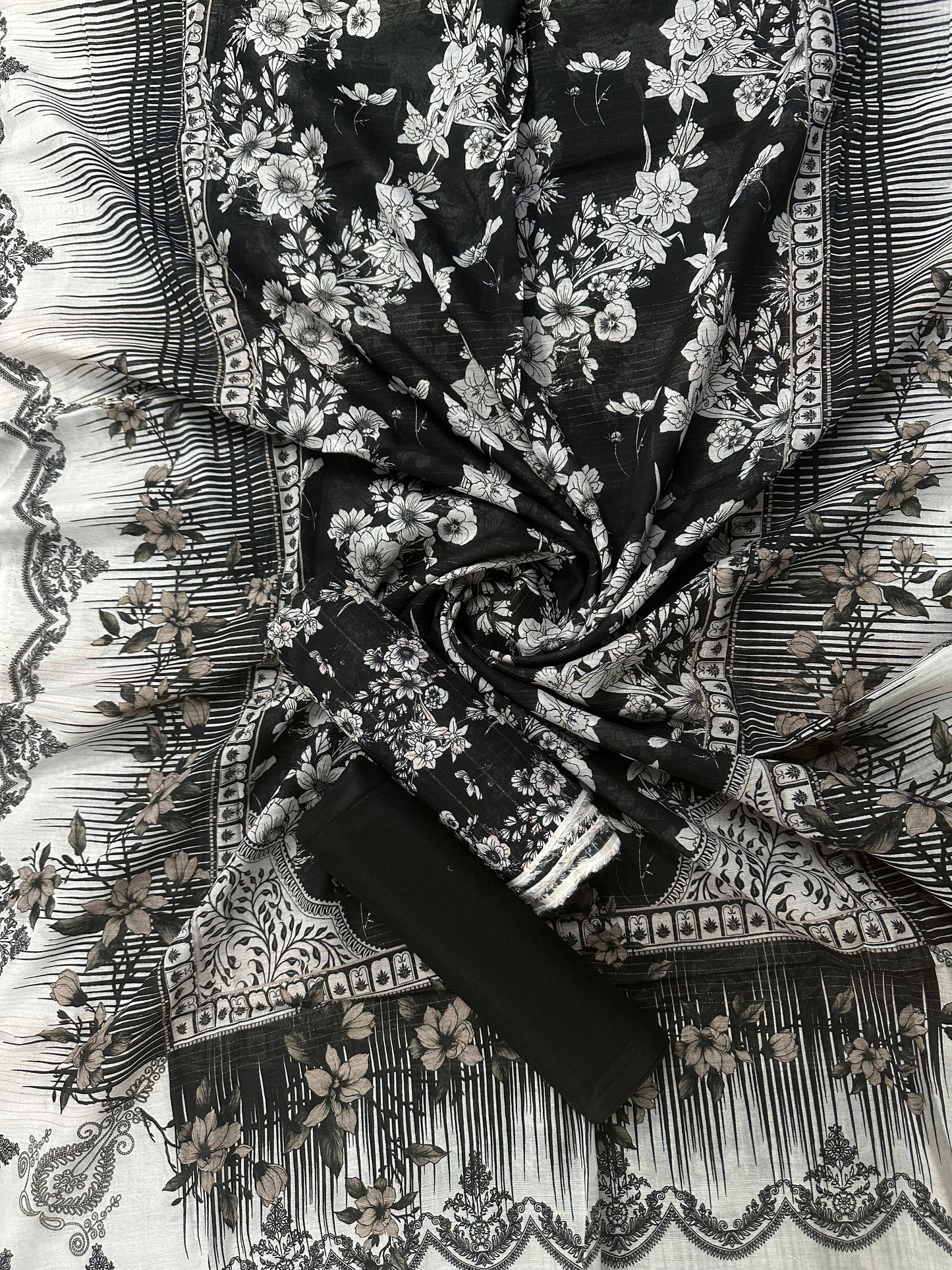 Sapphire D- 2 Banadora Lawn B/W Unstitched 3pcs Collection