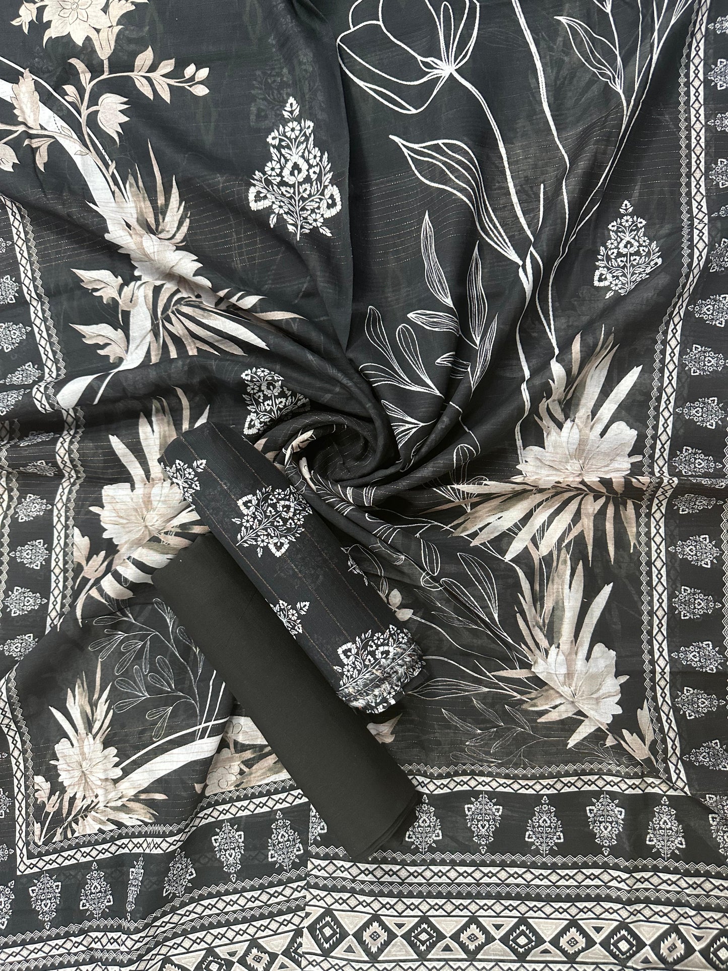 Sapphire D-5 Banadora Lawn B/W Unstitched 3pcs Collection
