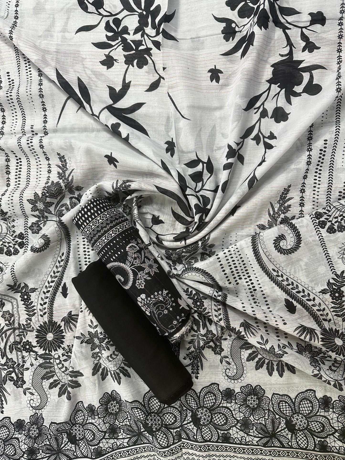 Sapphire D-3 Banadora Lawn B/W Unstitched 3pcs Collection