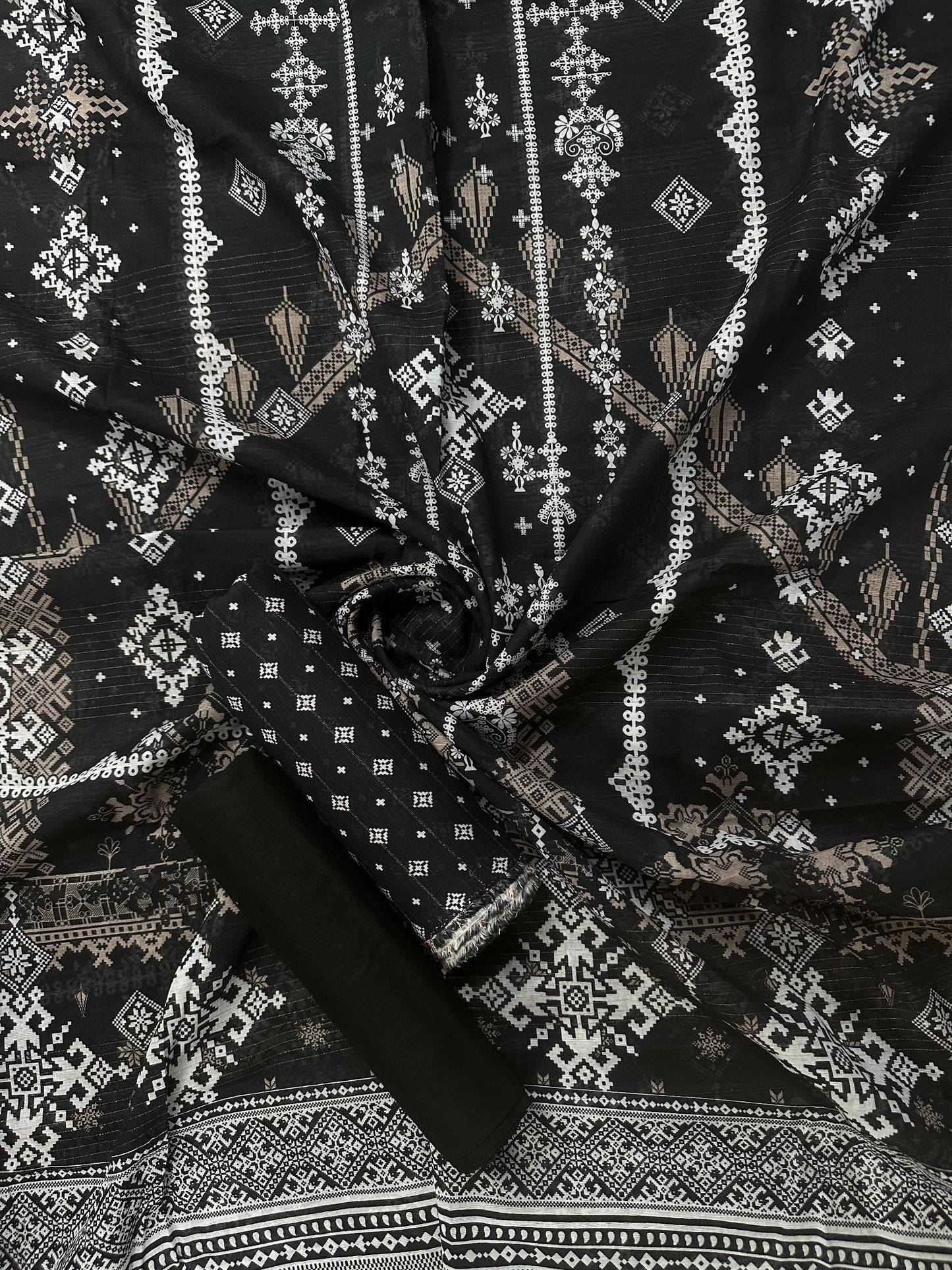 Sapphire D-6 Banadora Lawn B/W Unstitched 3pcs Collection