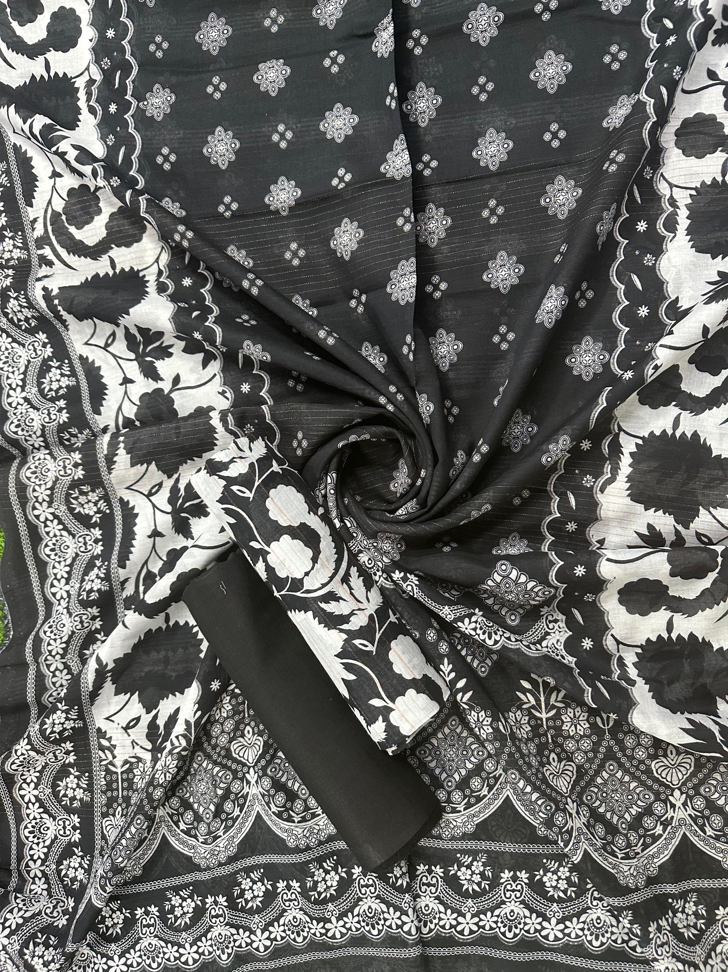 Sapphire D-4 Banadora Lawn B/W Unstitched 3pcs Collection