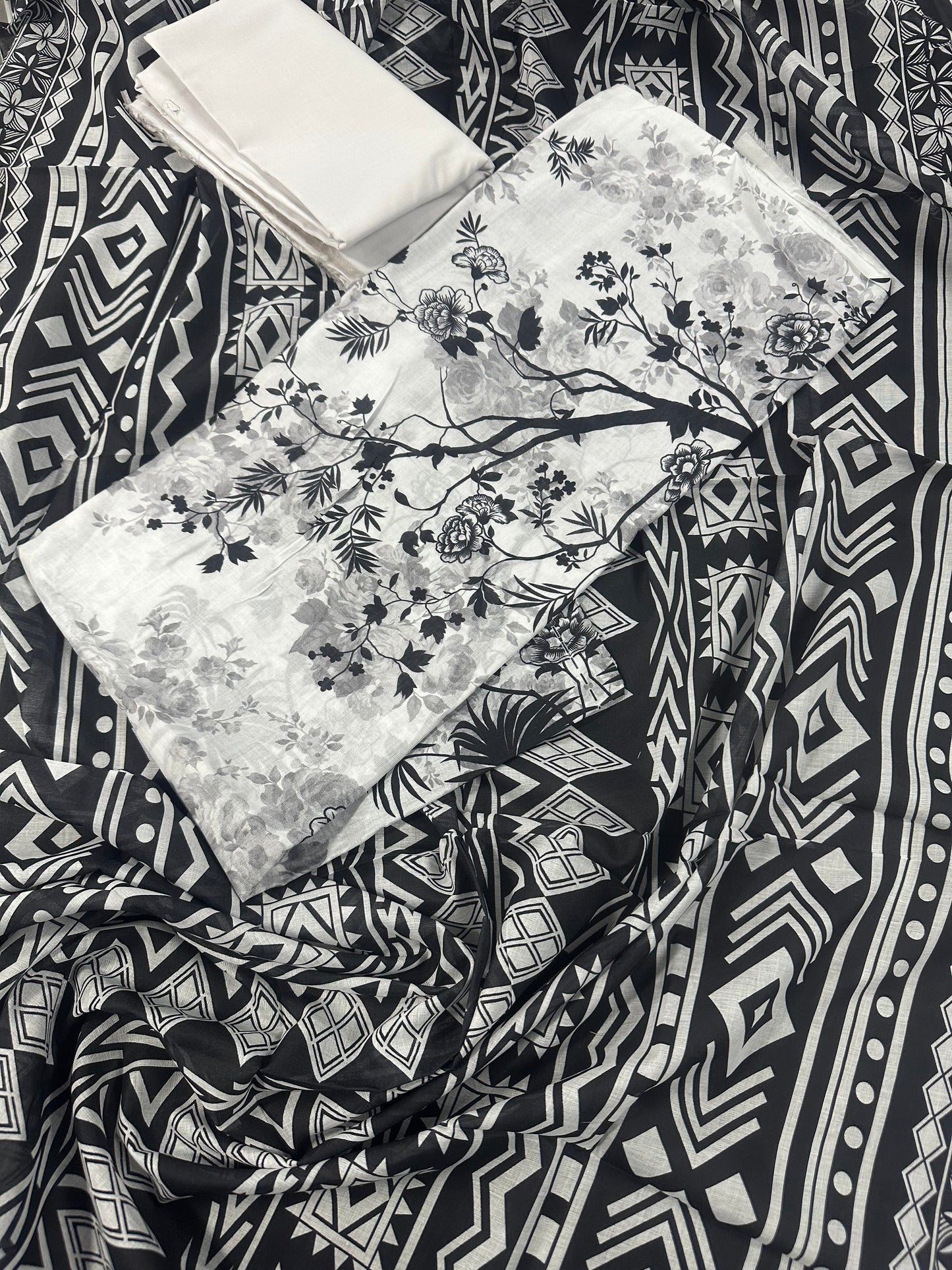 Salitex New Year Sale 100% Original Lawn ❤️