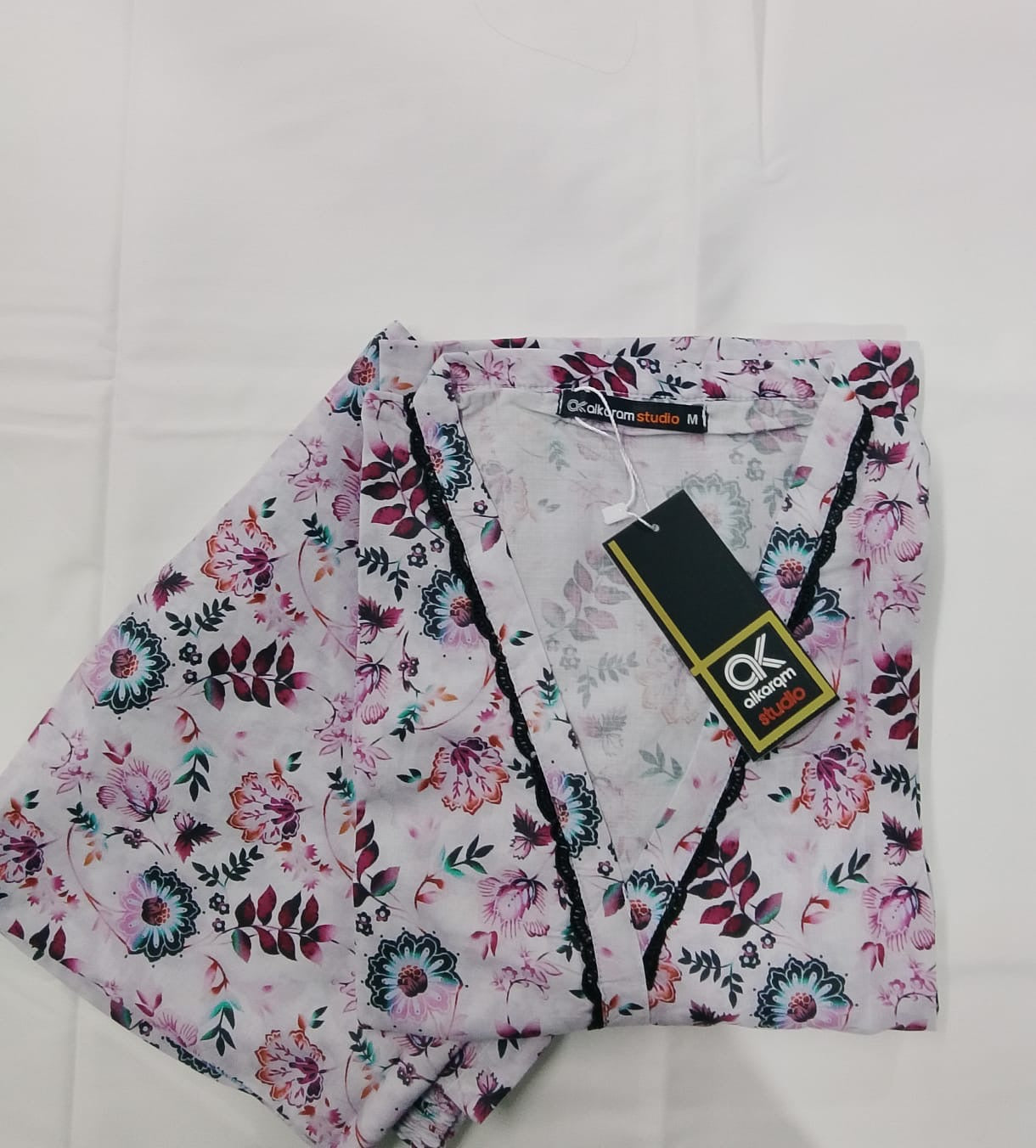 Alkaram Stitched Lawn Cords Set 🔥 Available in Medium & Large Sizes – Elegant, Comfortable & Ready to Wear.