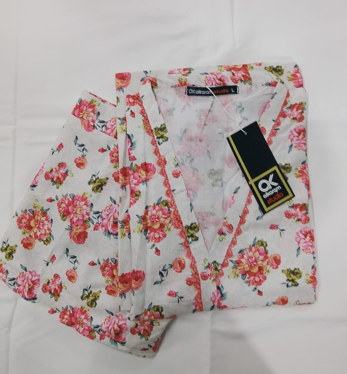 Alkaram Stitched Lawn Cords Set 🔥 Available in Medium & Large Sizes – Elegant, Comfortable & Ready to Wear.