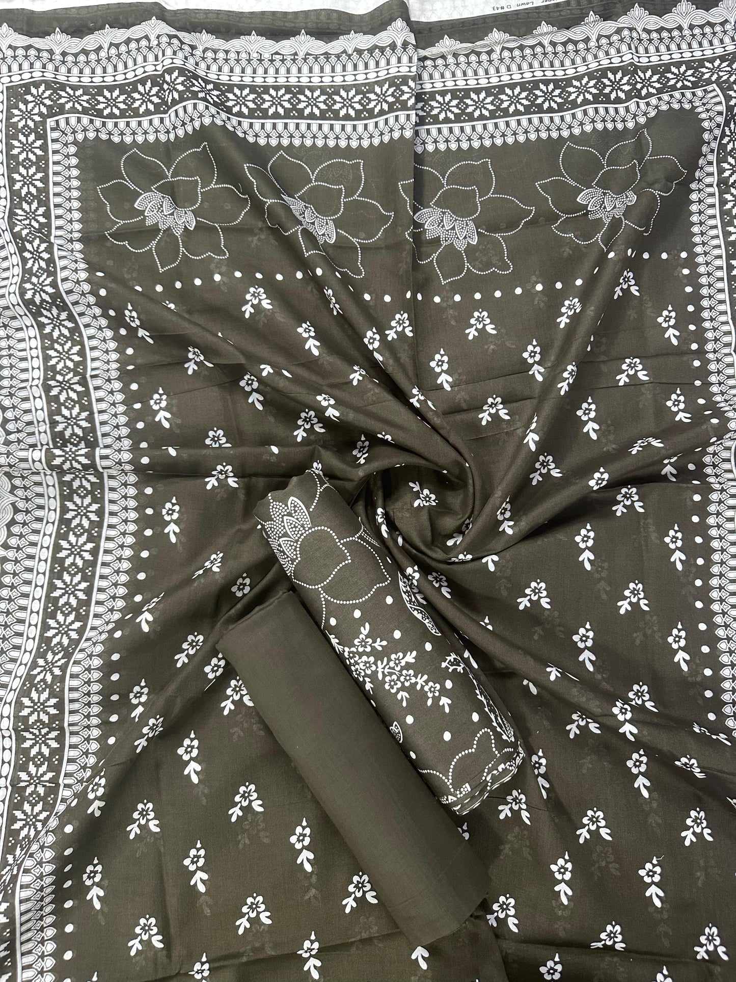 Five Star Classic D-26 – 3PCS Unstitched Lawn Collection