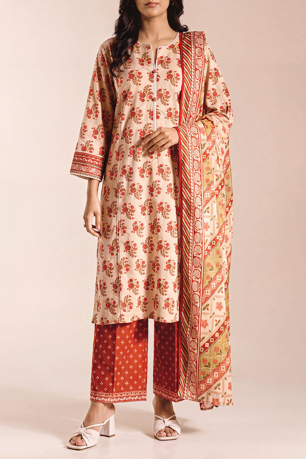 Saya D.C:- U01-25162-04BR - 3 Pcs Printed Lawn