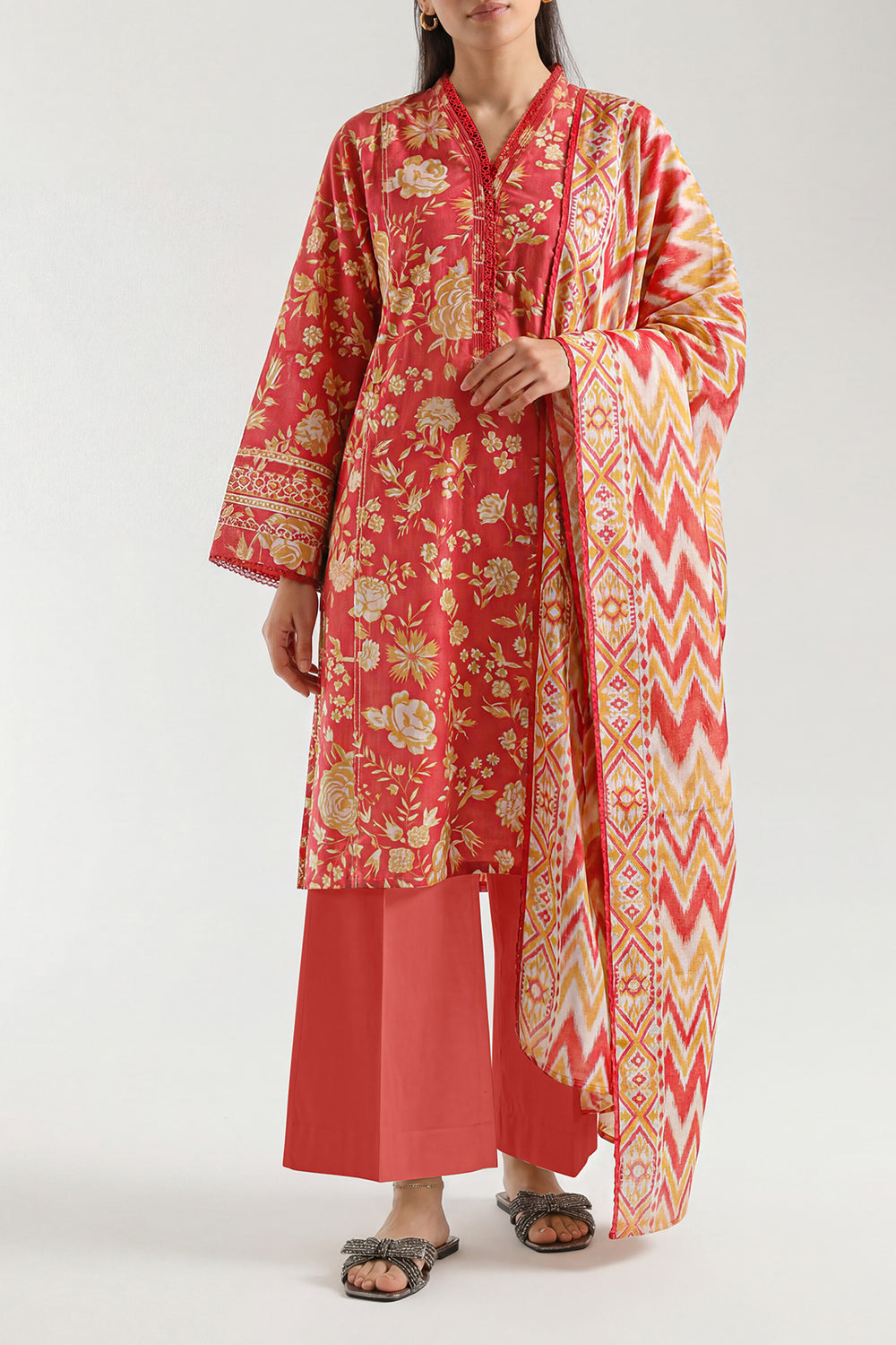 Saya D.C:- U01-25224-05AR - 3 Pcs Printed Lawn