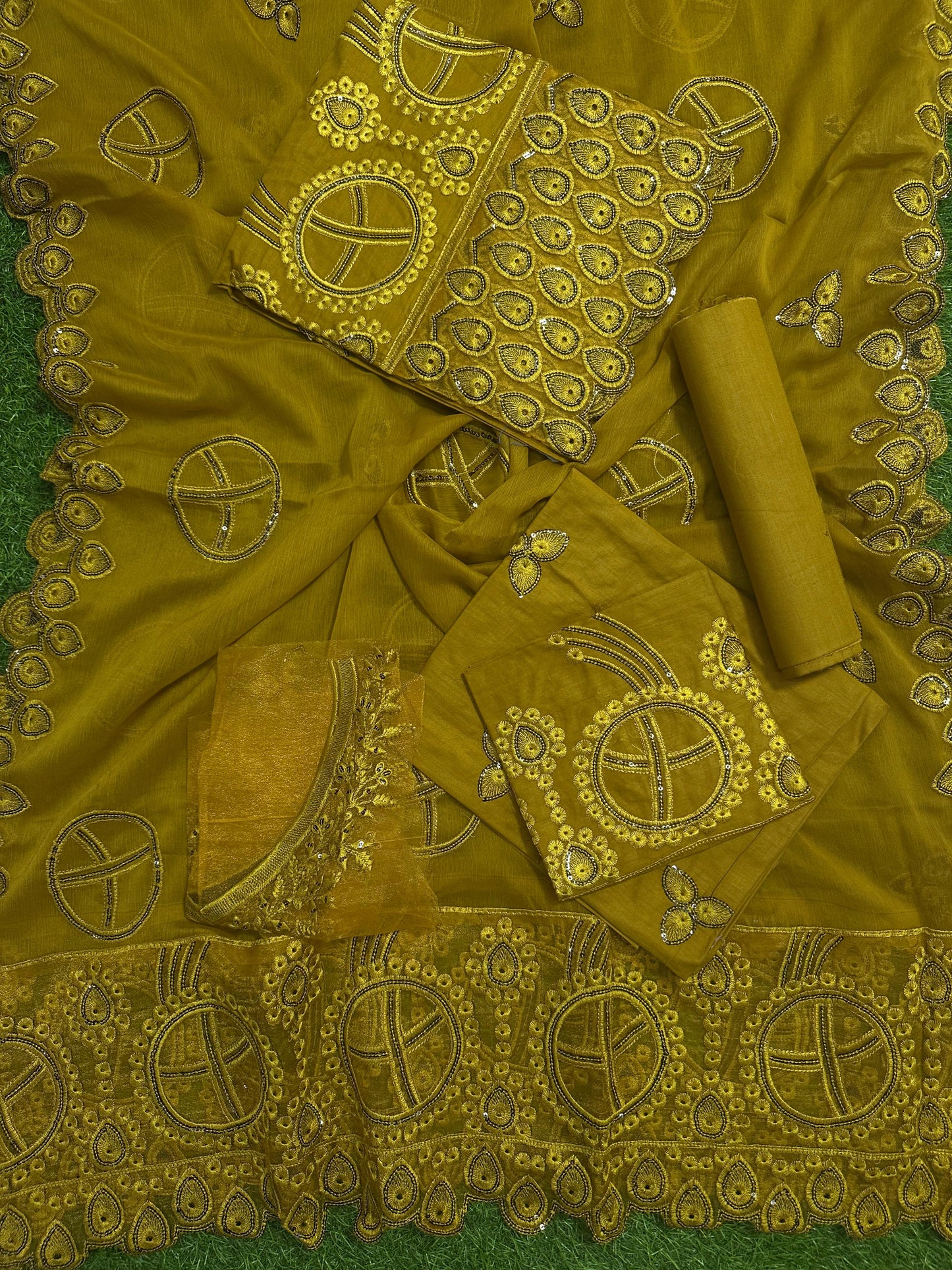 Minaaish DN # 01 3Pcs Unstitched Embroidery Cotton Collection