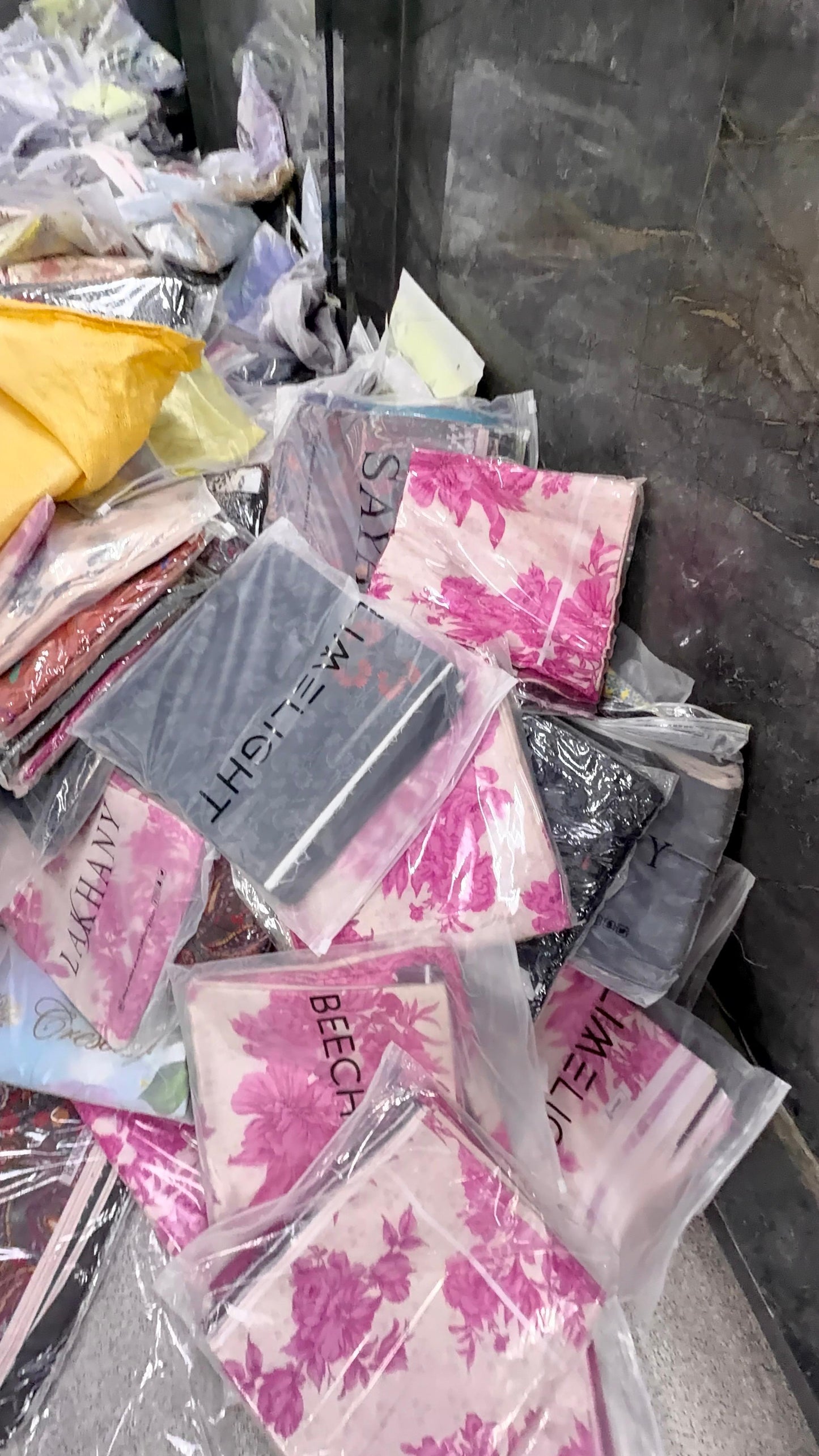 Rs.1250 Unstitched Lawn 3 Piece 🔥😍 Ethnic, Asim Jofa, Zellbury, Sapphire, Barouqe All Brands in Rs.1250/- 🥰❤️