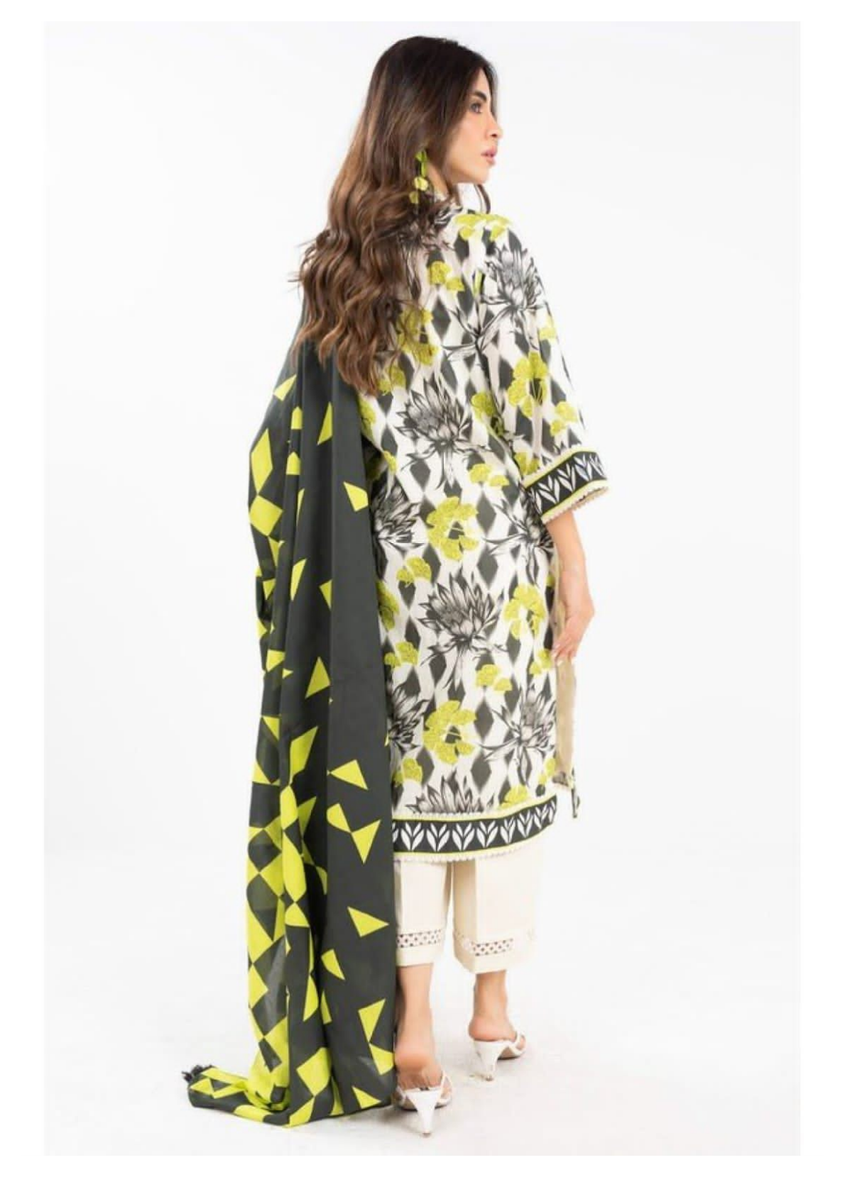 Alkaram Digital Printed Lawn 3 Piece 😉🧡