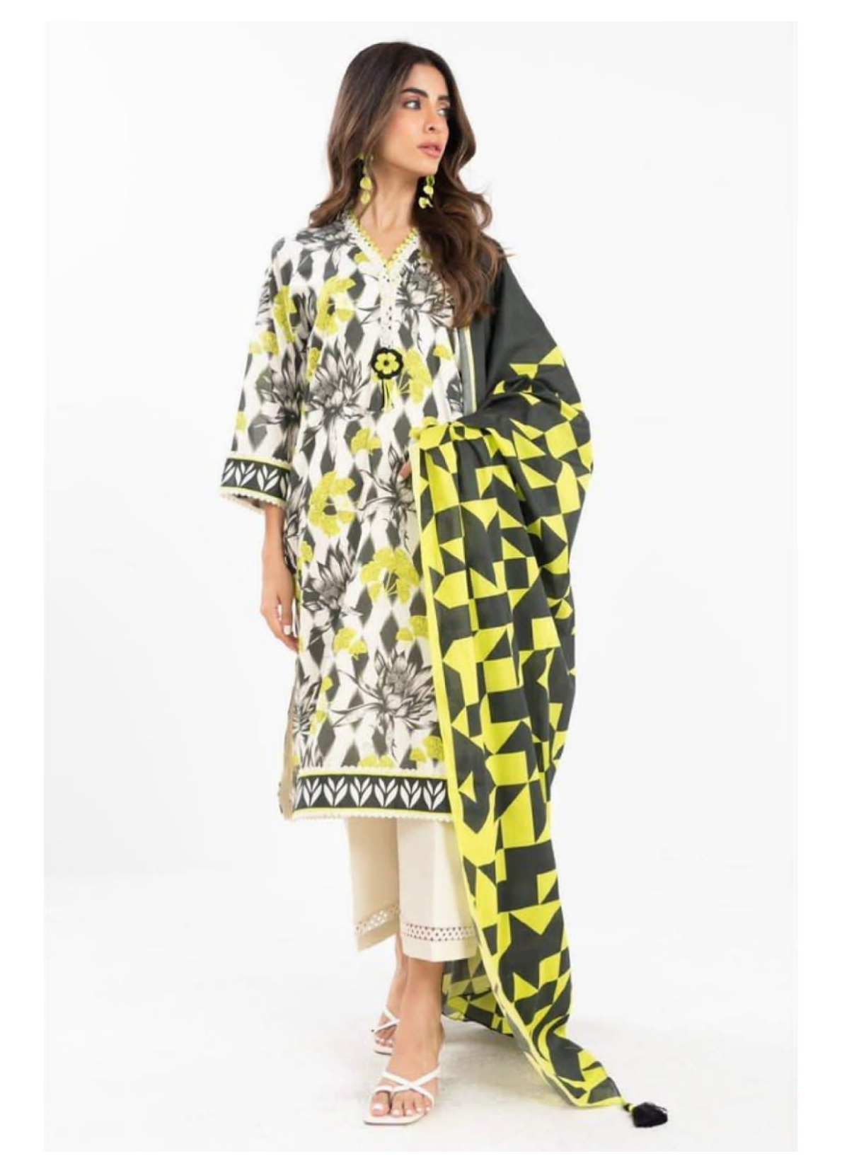 Alkaram Digital Printed Lawn 3 Piece 😉🧡