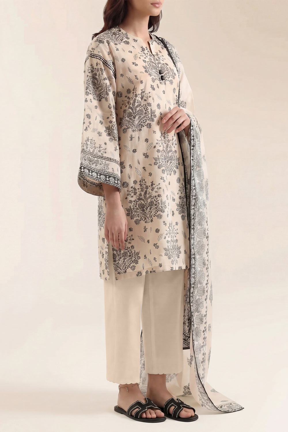 Saya 3 Piece Premium Lawn Collection D.C:U01-26084-P04AW