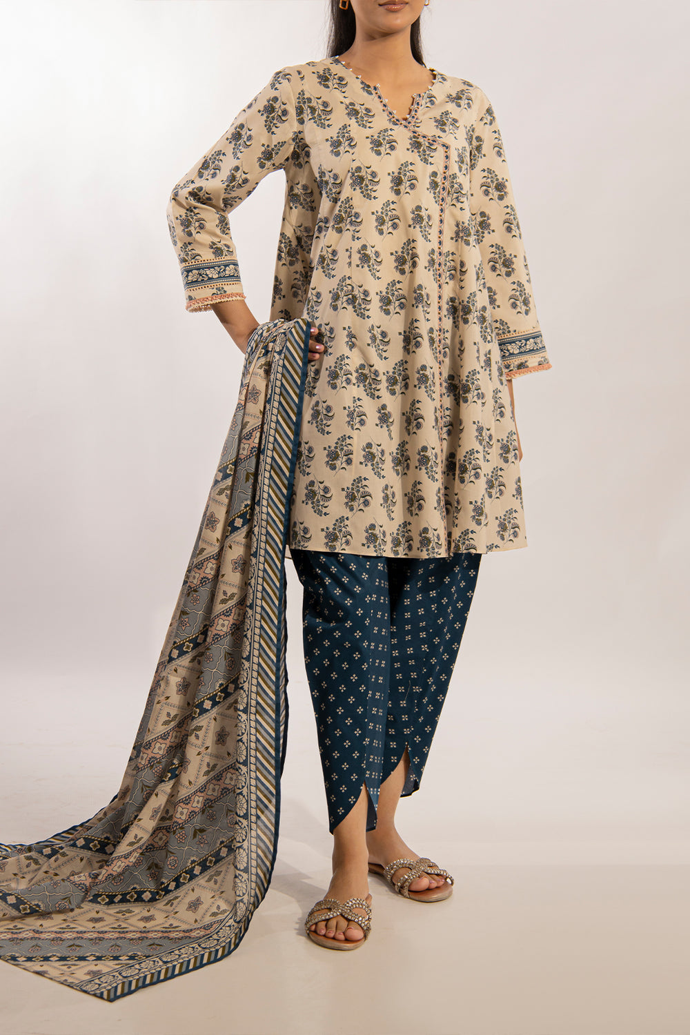 Saya D.C:- U01-25162-04AR - 3 Pcs Printed Lawn