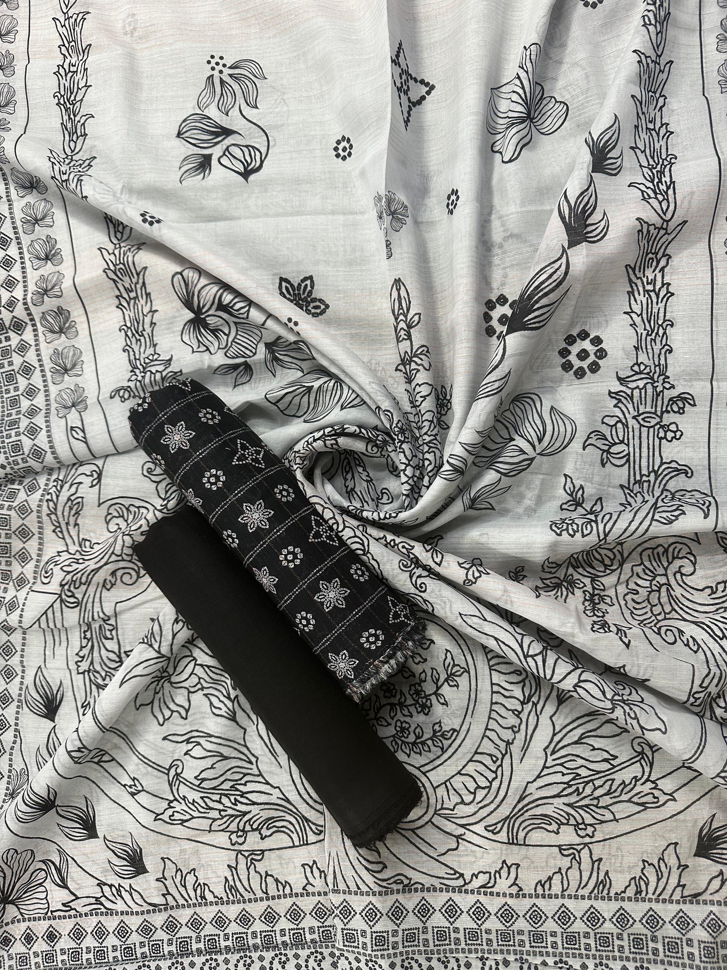 Sapphire D-8 Banadora Lawn B/W Unstitched 3pcs Collection