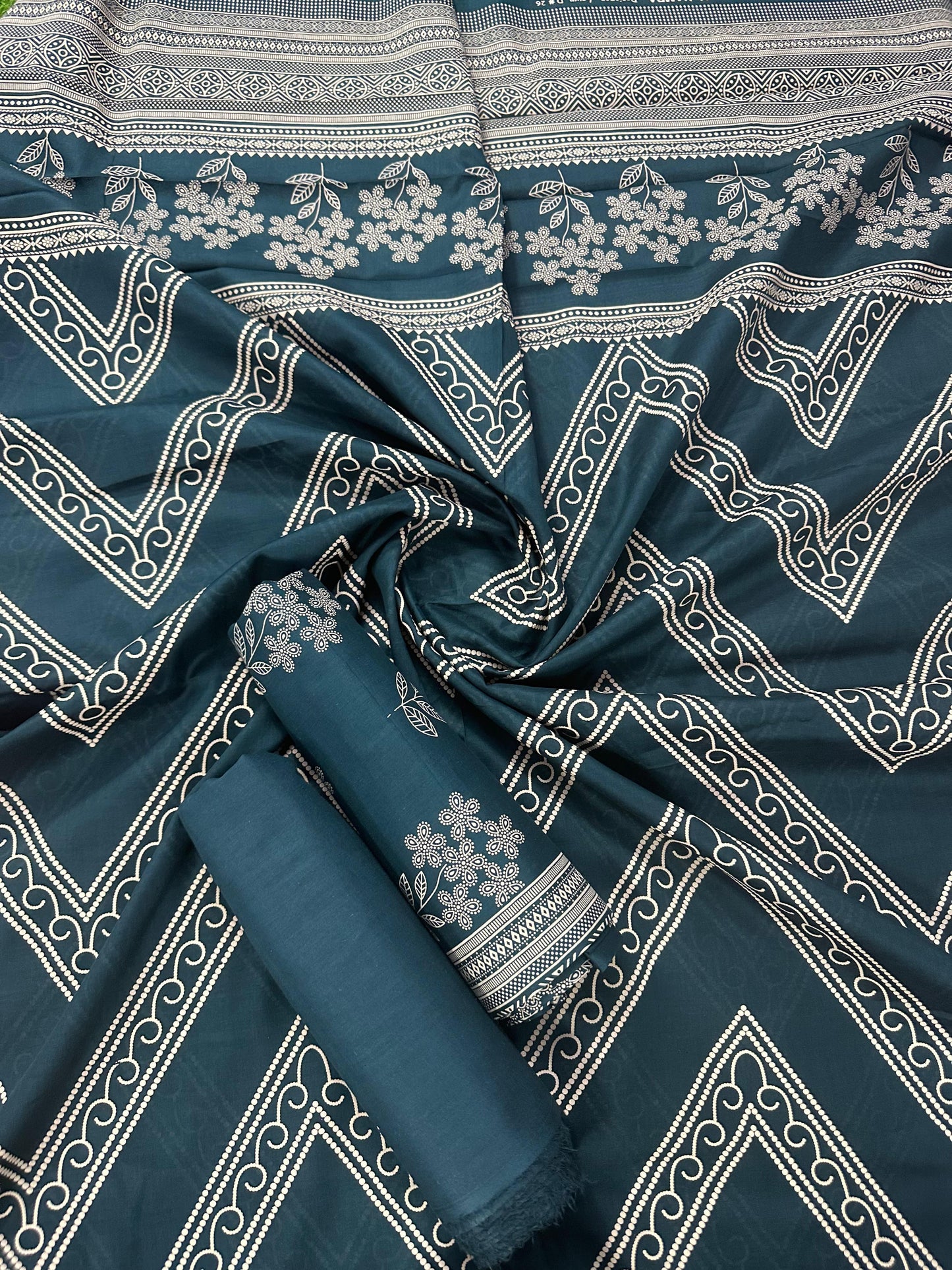 Five Star Classic D-42 – 3PCS Unstitched Lawn Collection