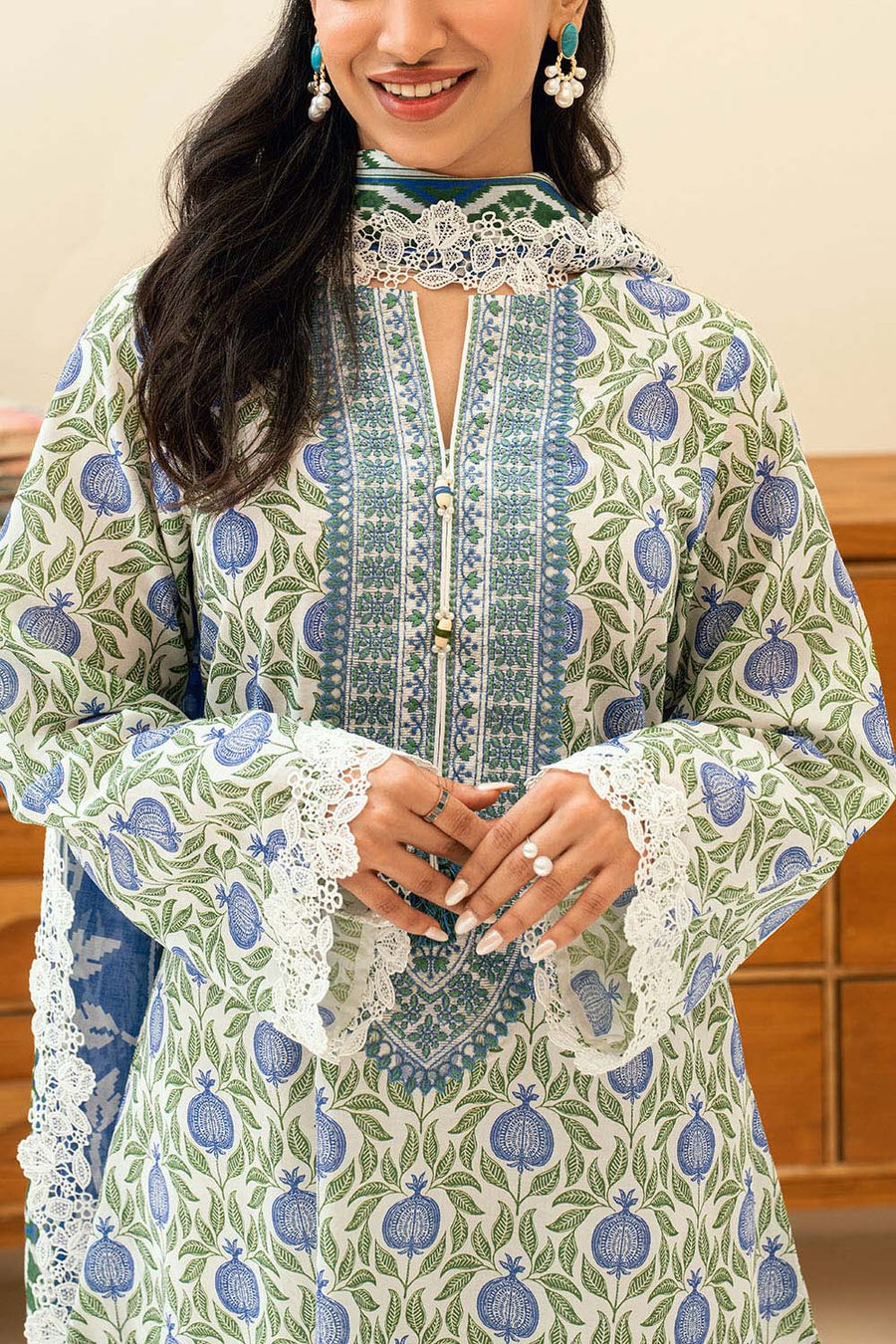 Gul Ahmed IUSTKSD-4018 Emb Lawn 3PCS