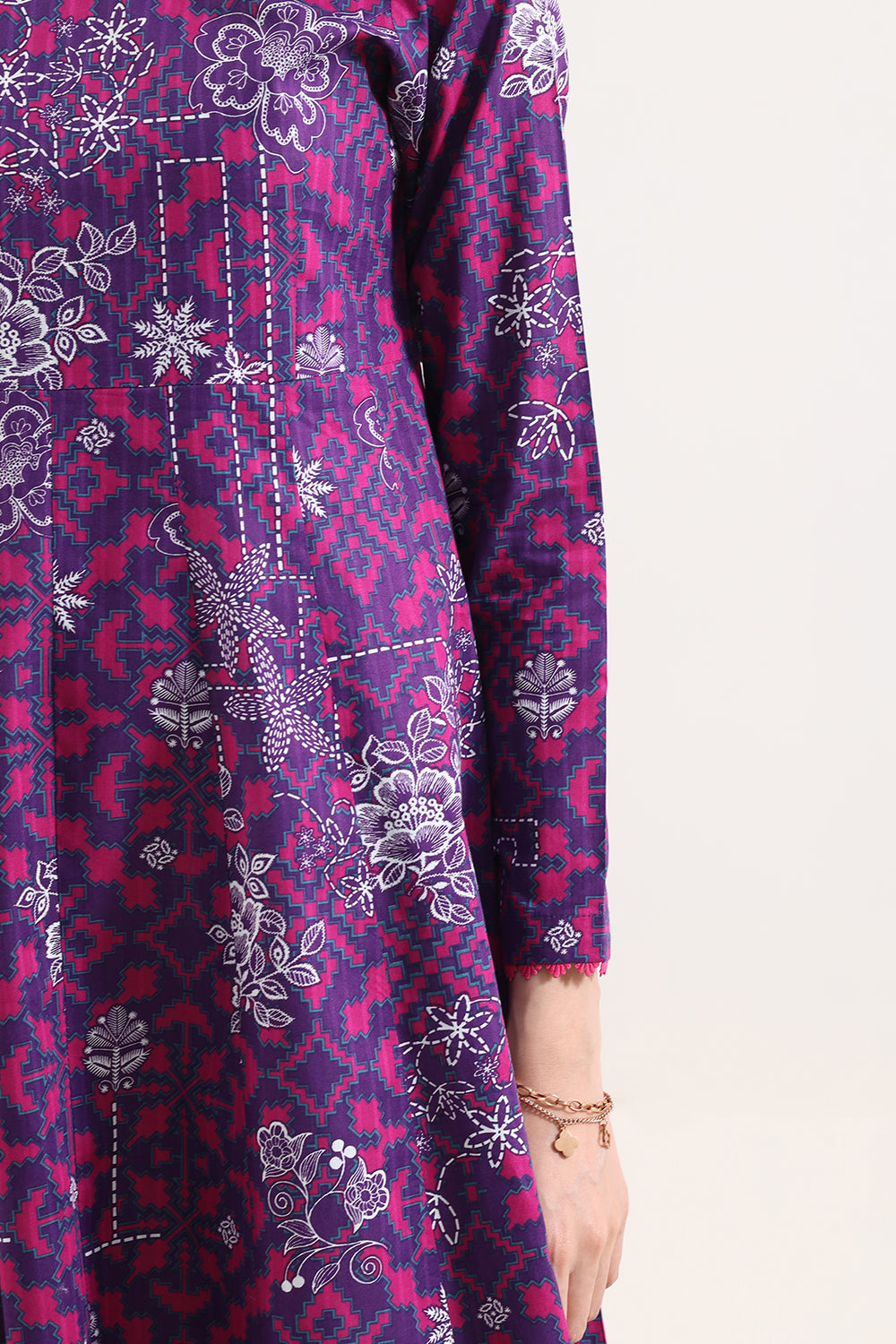 Saya 3 Piece Premium Lawn Collection D.C:U01-26084-P06BW